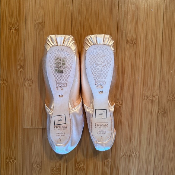 Freed Classics Pointe Shoes (Crown Maker) - Picture 2 of 4